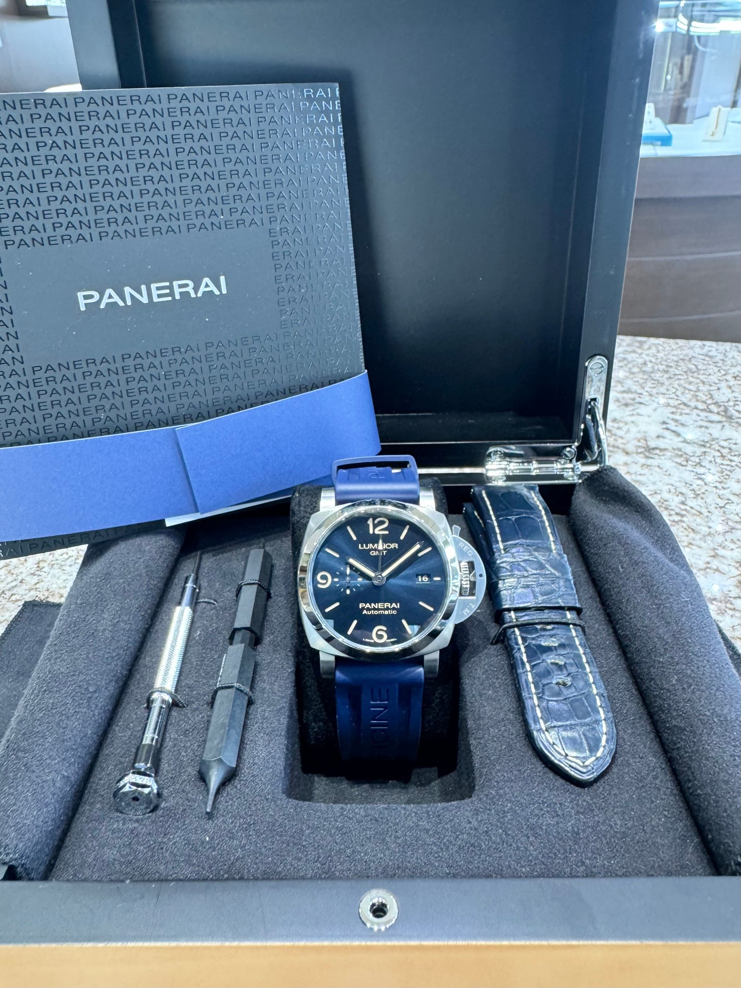 2022 Panerai Luminor GMT PAM01033