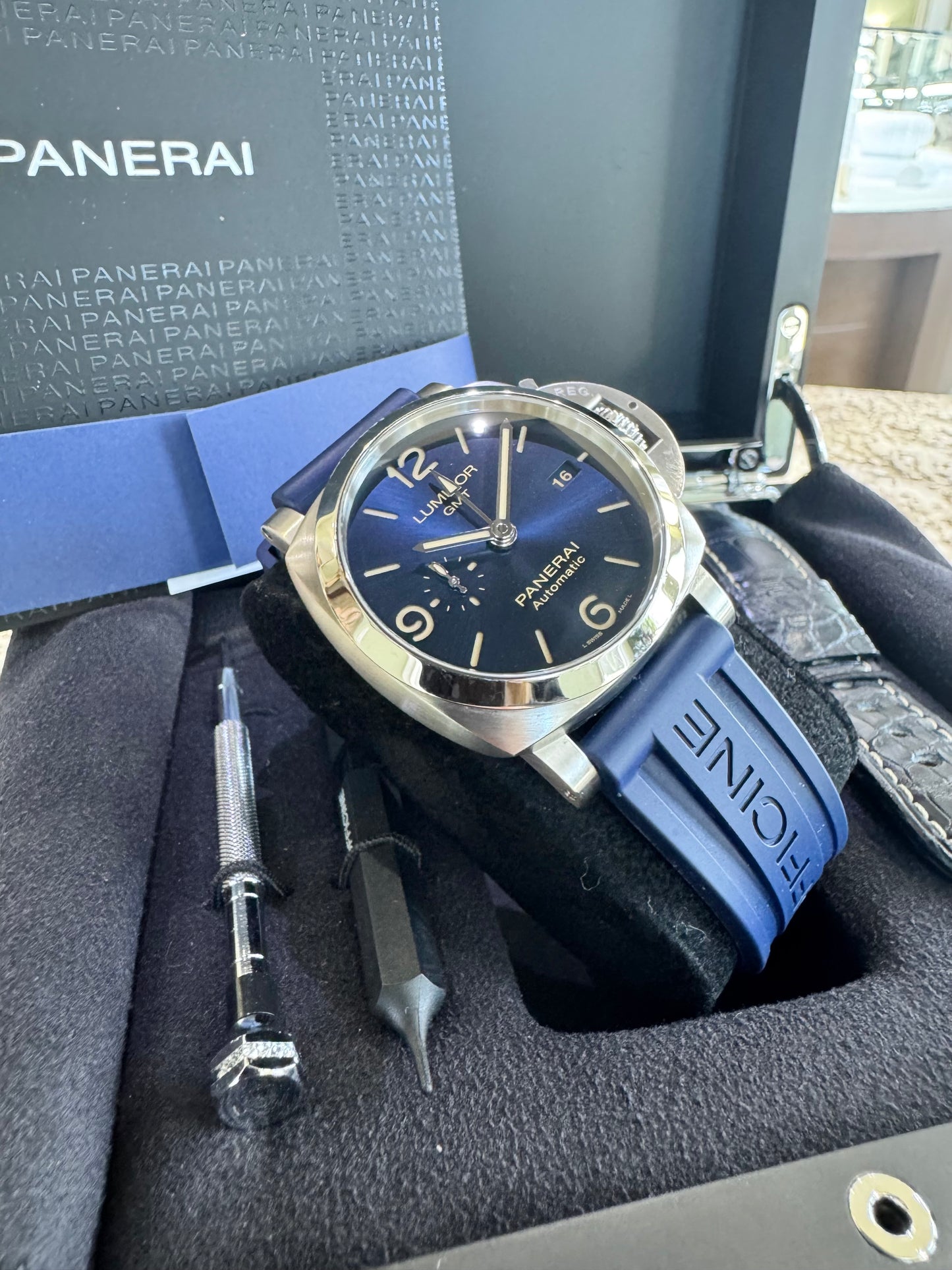 2022 Panerai Luminor GMT PAM01033