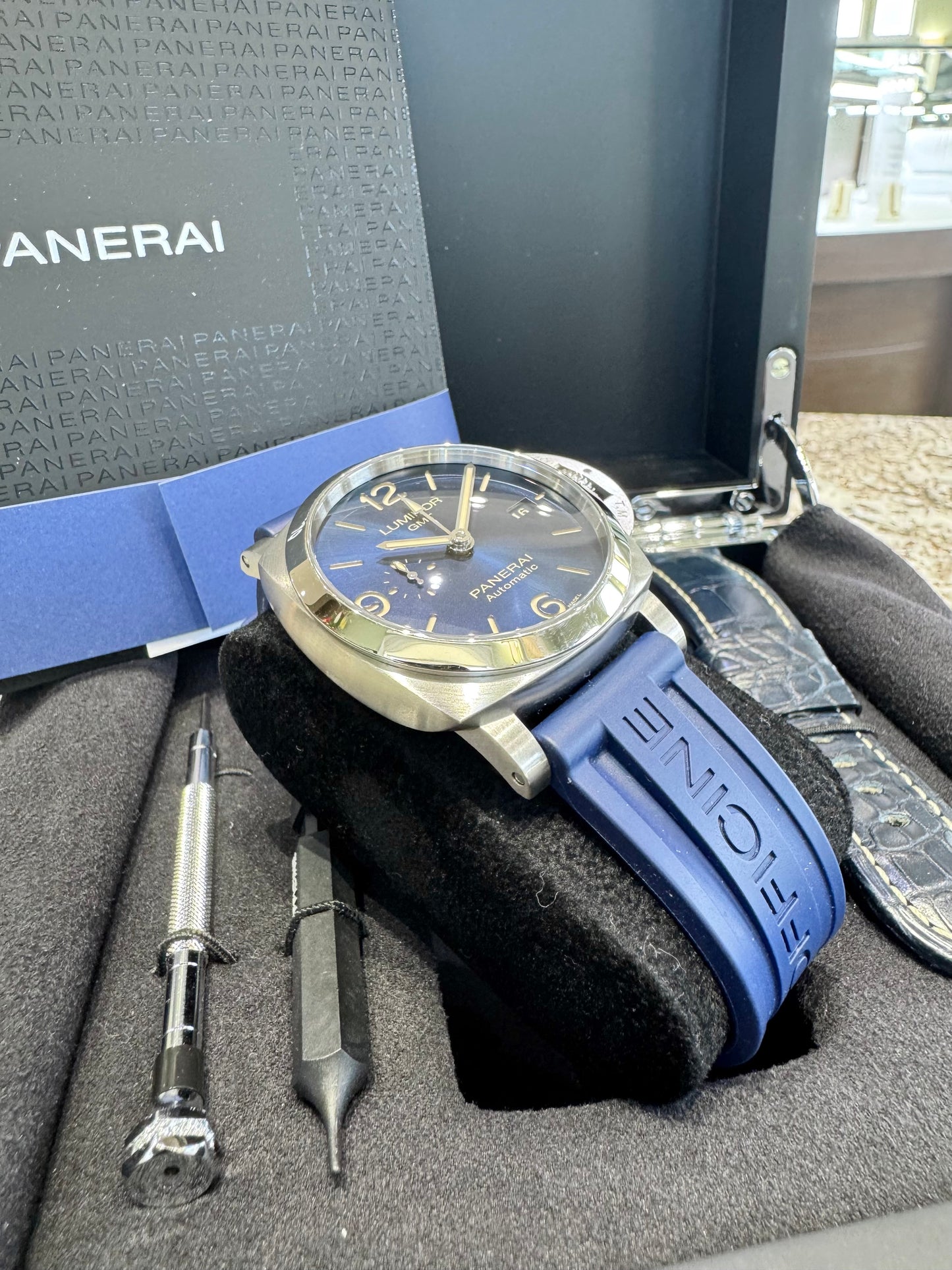 2022 Panerai Luminor GMT PAM01033