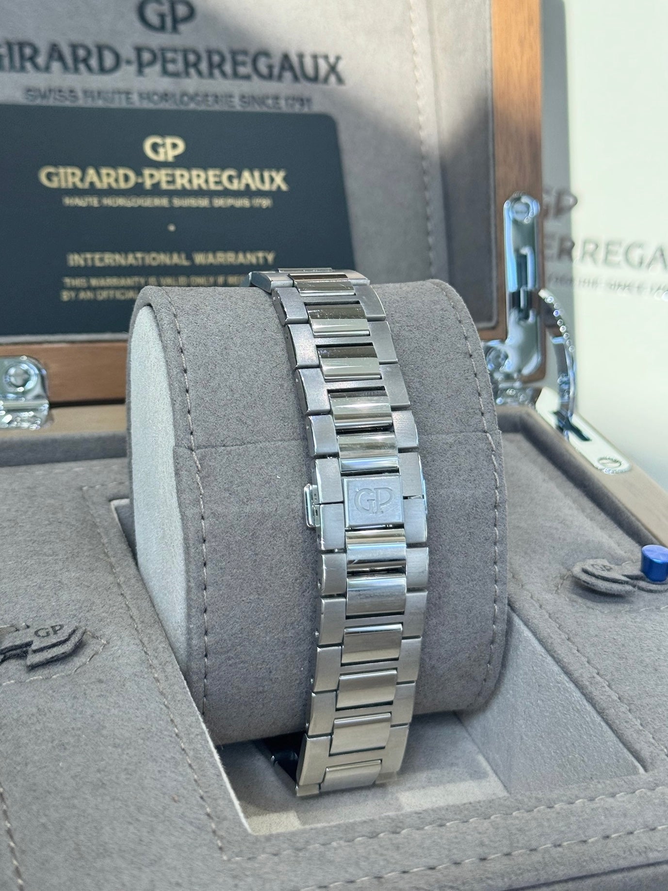 Girard-Perregaux Laureato 81010-11-131-11A