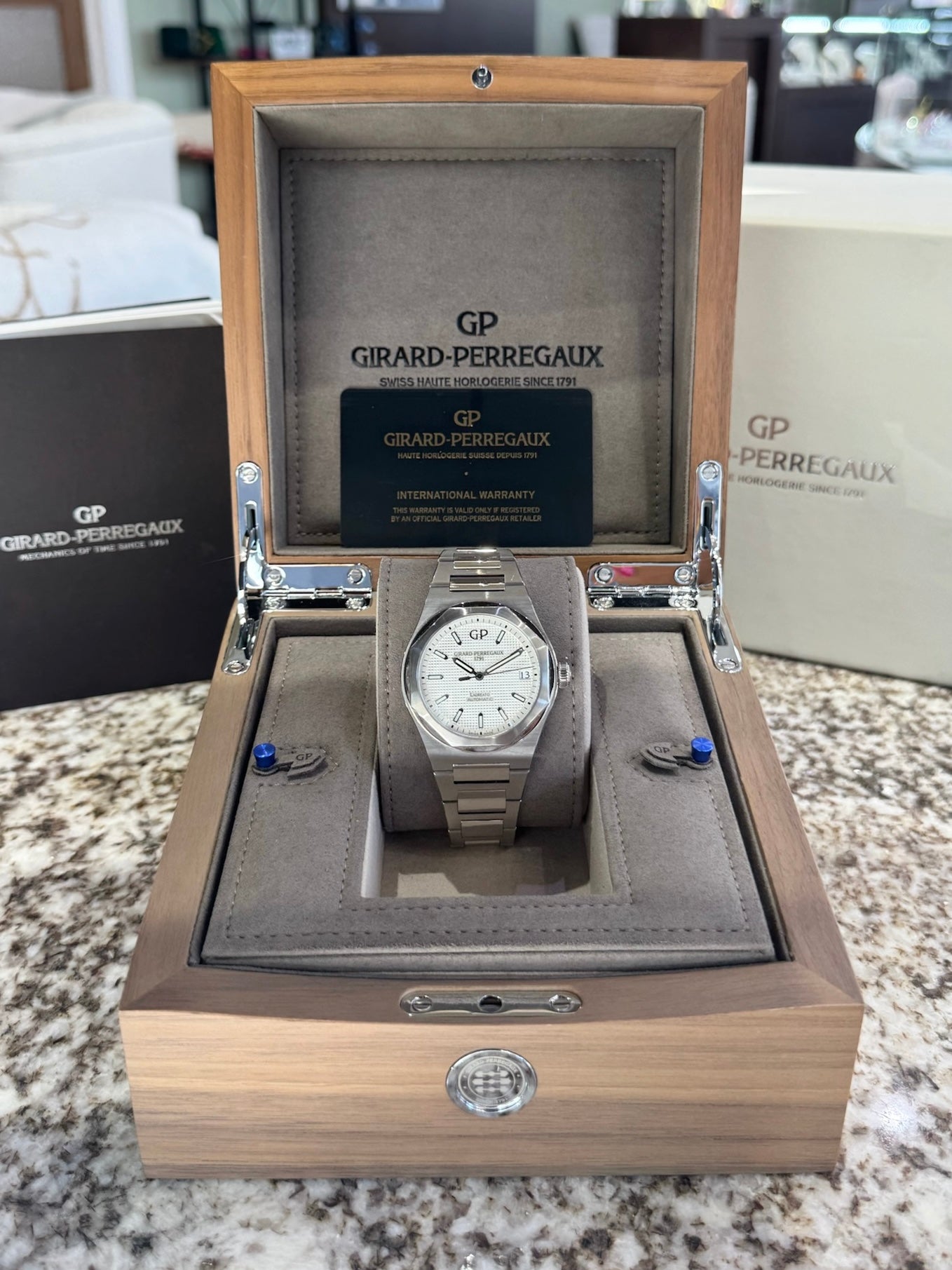 Girard-Perregaux Laureato 81010-11-131-11A