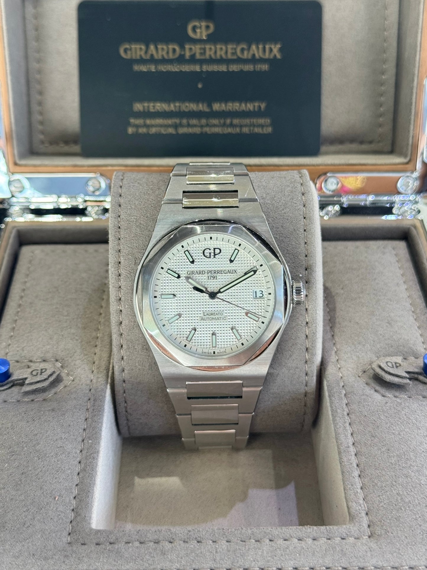 Girard-Perregaux Laureato 81010-11-131-11A