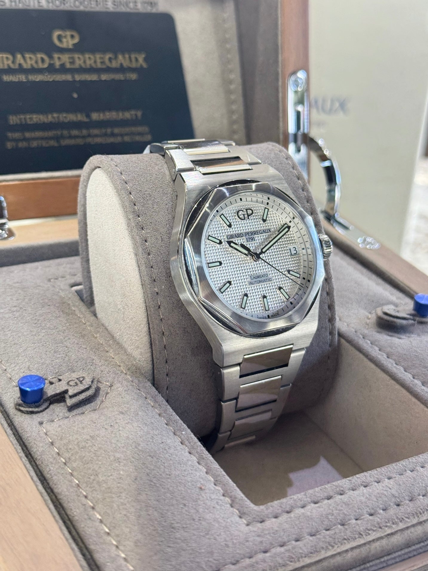 Girard-Perregaux Laureato 81010-11-131-11A