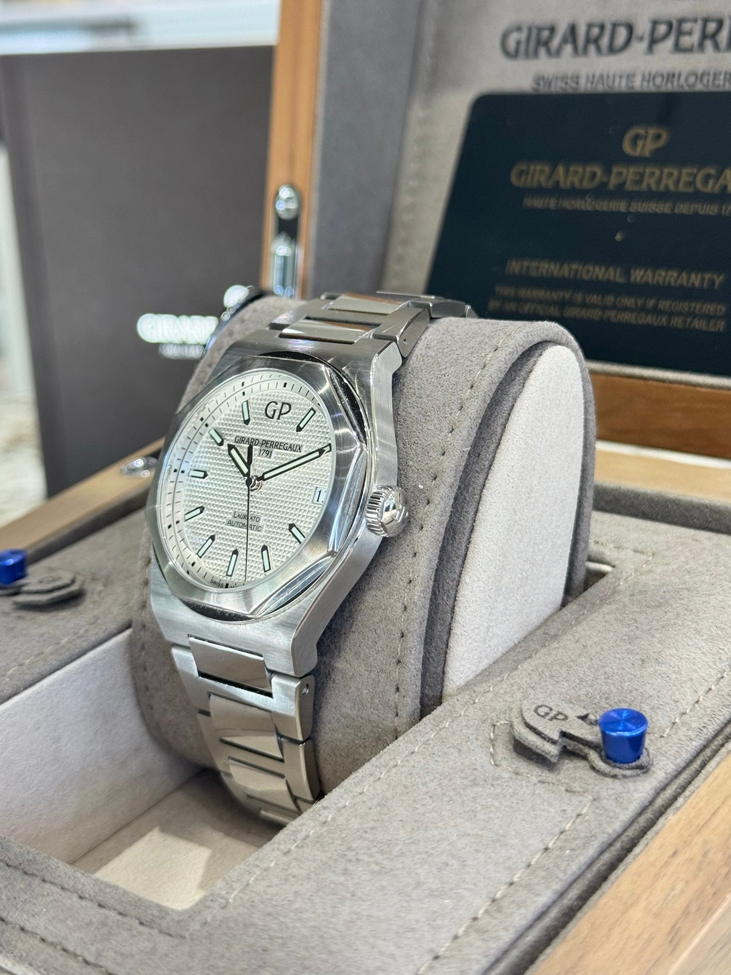 Girard-Perregaux Laureato 81010-11-131-11A