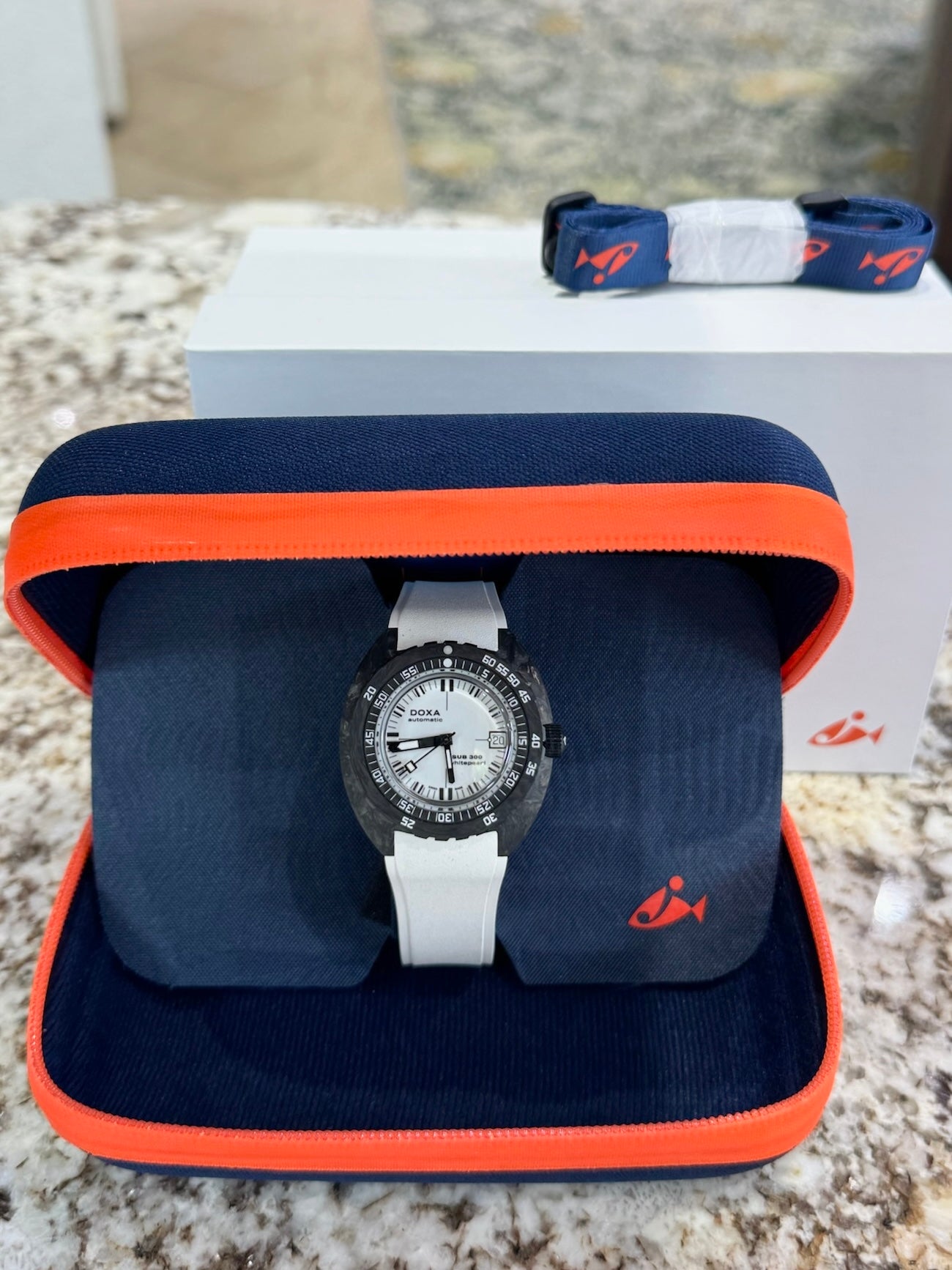 2023 Doxa Sub 300 Whitepearl 822.70.011.23