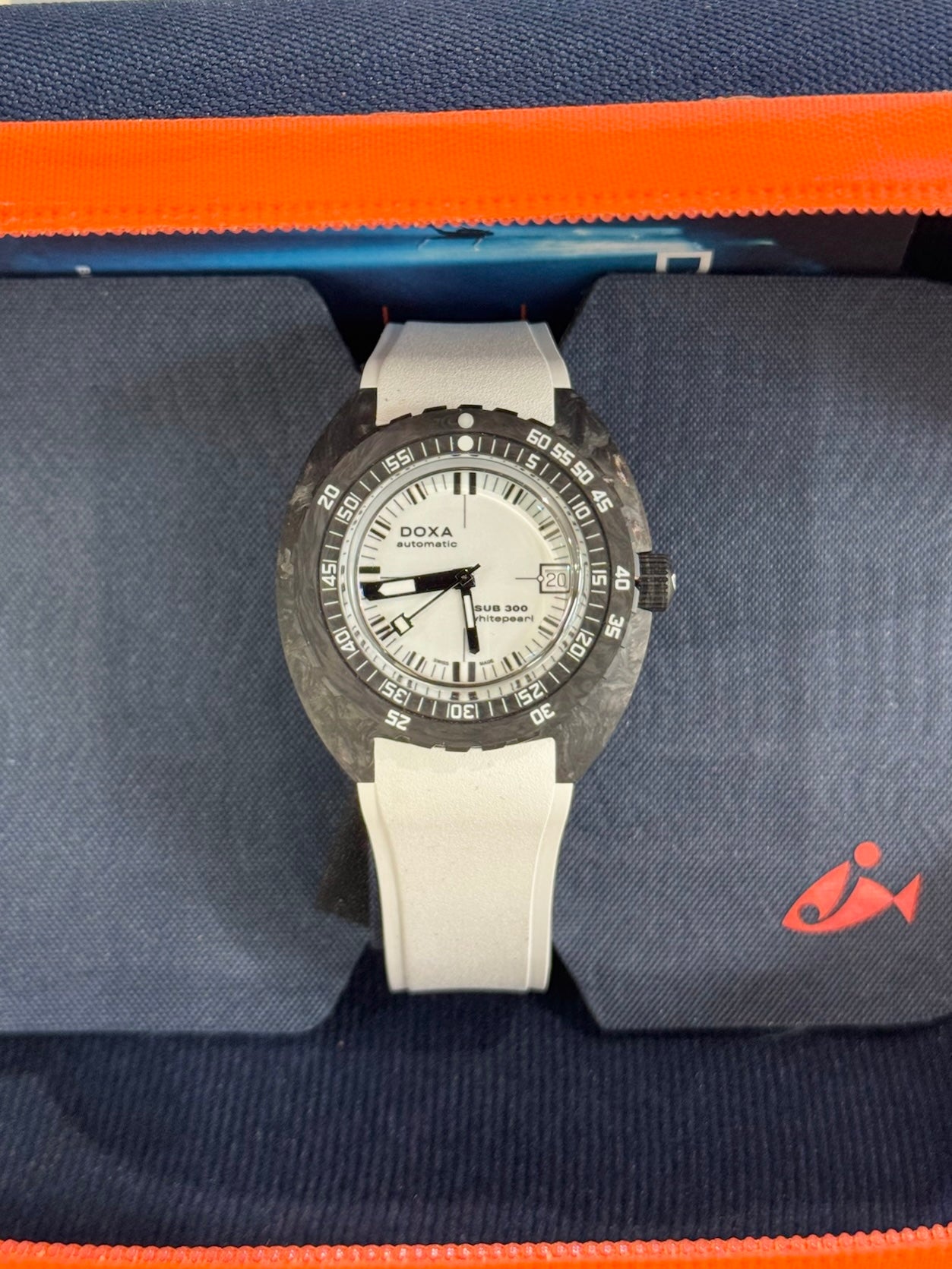 2023 Doxa Sub 300 Whitepearl 822.70.011.23