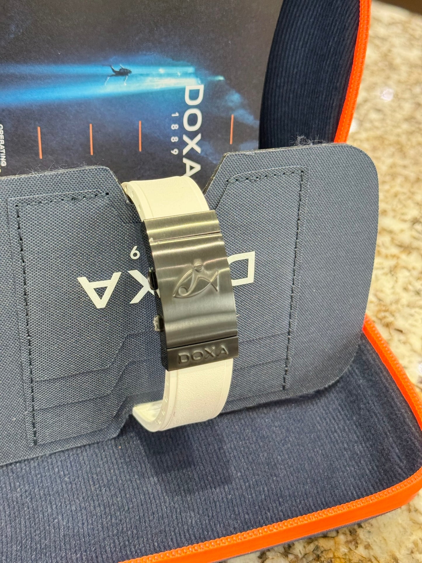 2023 Doxa Sub 300 Whitepearl 822.70.011.23